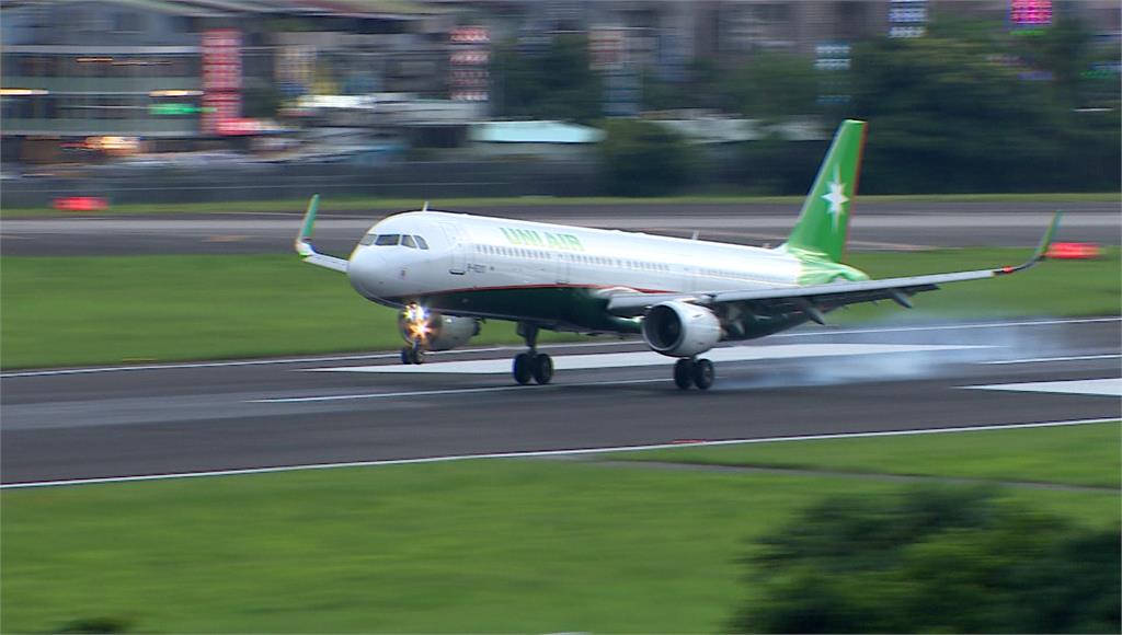 由於航空燃油價格持續上漲，民航局表示，航空業者將依規定調漲國內線全額票價，預計11月30日生效。圖／台視新聞
