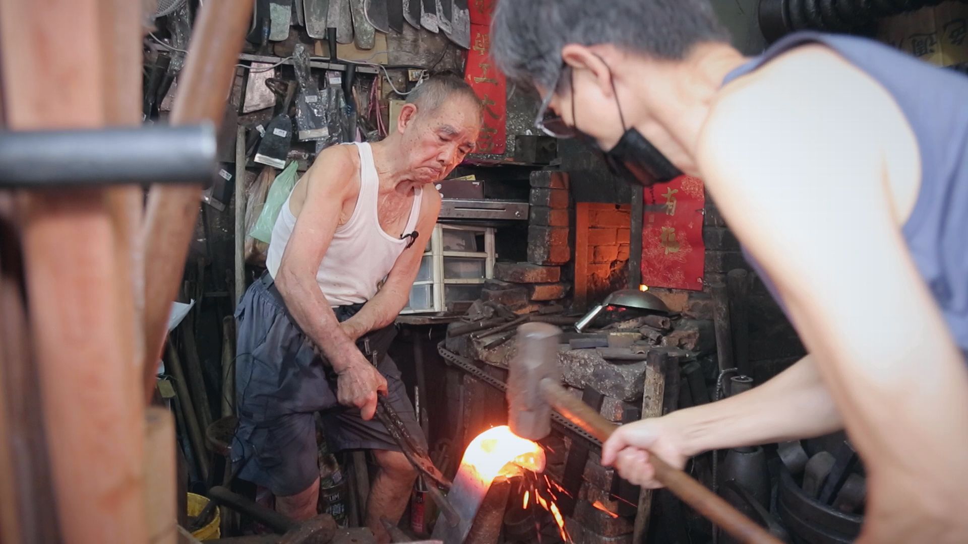 新北三峽一間經營超過一甲子的打鐵店，至今仍由91歲的師傅蘇萬發經營，堅持手工鍛造，發展客製化服務。（記者劉鑫昌／攝影）