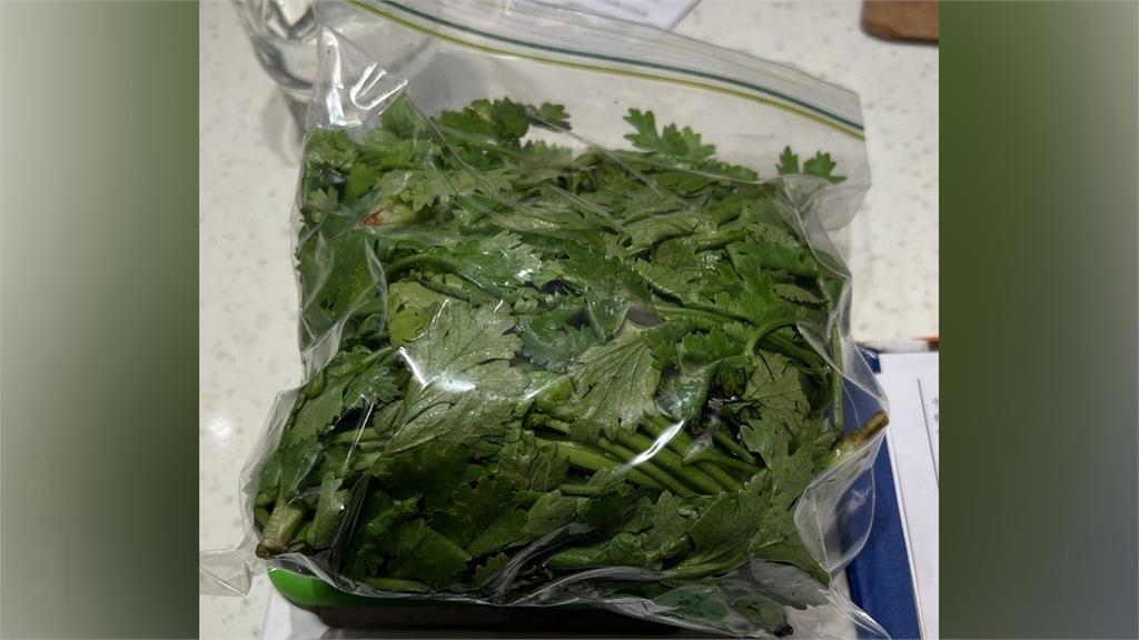 北市衛生局公布112年9月生鮮蔬果殘留農藥抽驗結果，3件香菜驗出不符規定。圖／北市政府衛生局