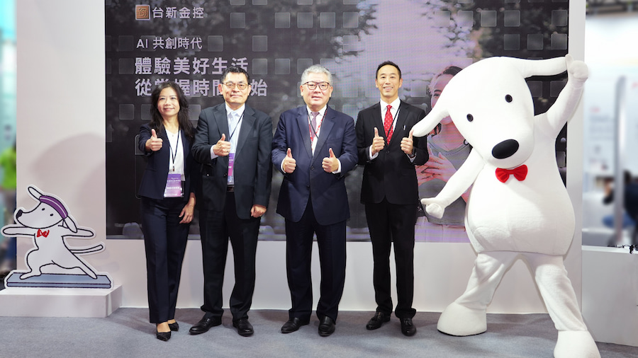 「2023台北國際金融博覽會」11月24日登場，由台新銀行總經理尚瑞強（右二）、台新金控資訊長孫一仕（左二）、台新銀行數位金融處資深副總黃天麟（右一）及台新銀行支付金融處資深副總蘇育徵（左一）共同出席開幕儀式。（圖片來源／台新金控提供）