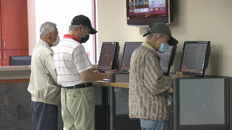 台股加權指數重新站上萬七，盤中還超車港股、近日蓄勢挑戰收盤正式「黃金交叉」。圖／非凡新聞網資料照