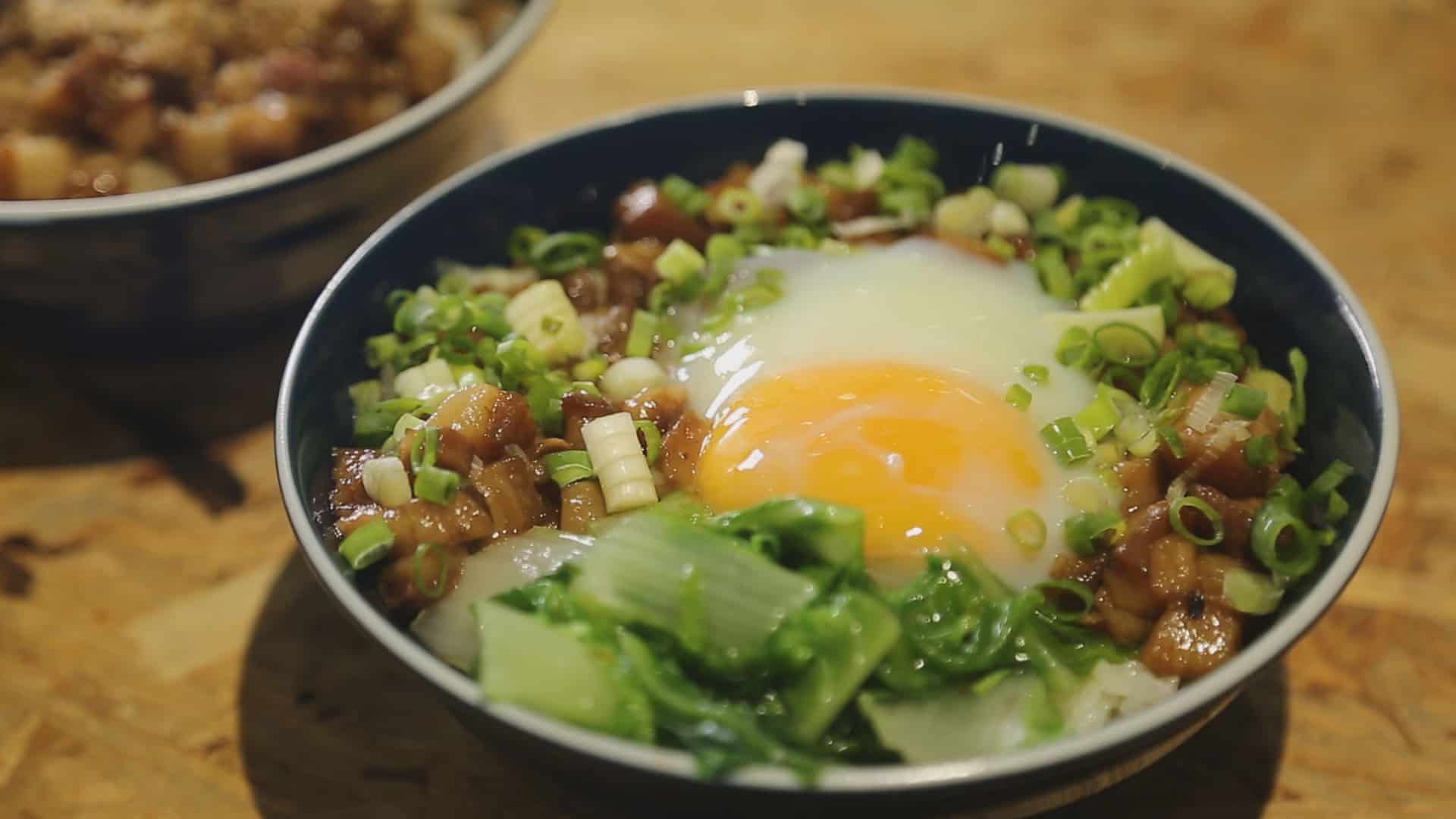 滷肉飯老闆李育宏捨不得醜蔬果慘遭報廢的命運，索性拿NG蔬菜取代醃黃瓜，更是營養滿分。（記者余建宏／攝影）