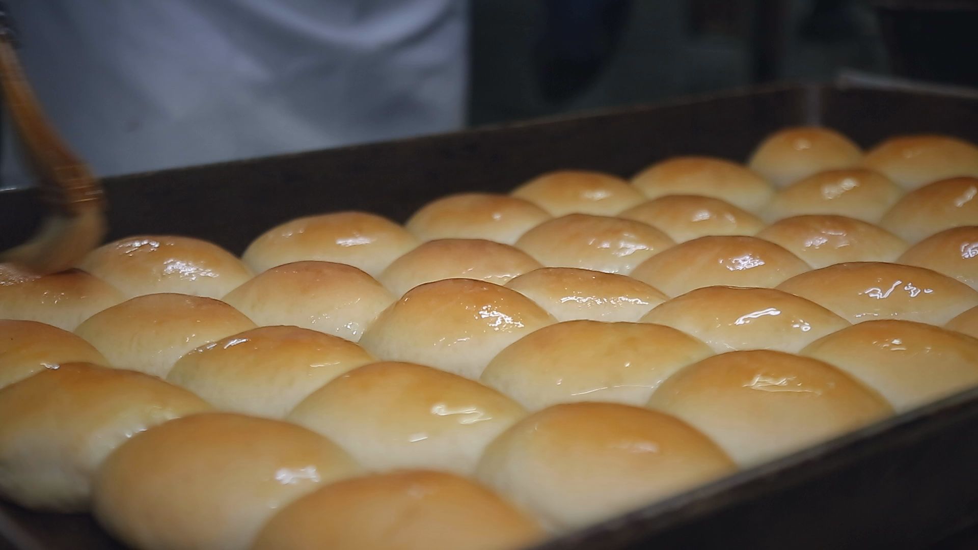 藏身桃園民宅裡的餐包工廠，一年產出360萬顆餐包，創造千萬元營收，成為新竹、桃園地區最大的餐包供應商。（記者劉鑫昌／攝影）