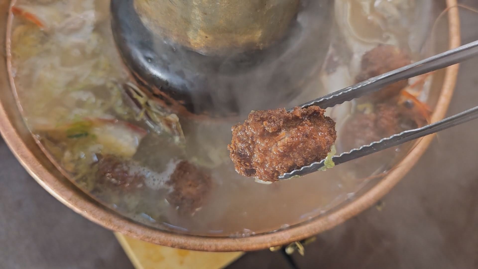 道地的東北酸菜白肉鍋，搭配涮煮過後的黑毛豬肉和手工自製的肉丸，澎湃又美味。（記者吳承恩／攝影）