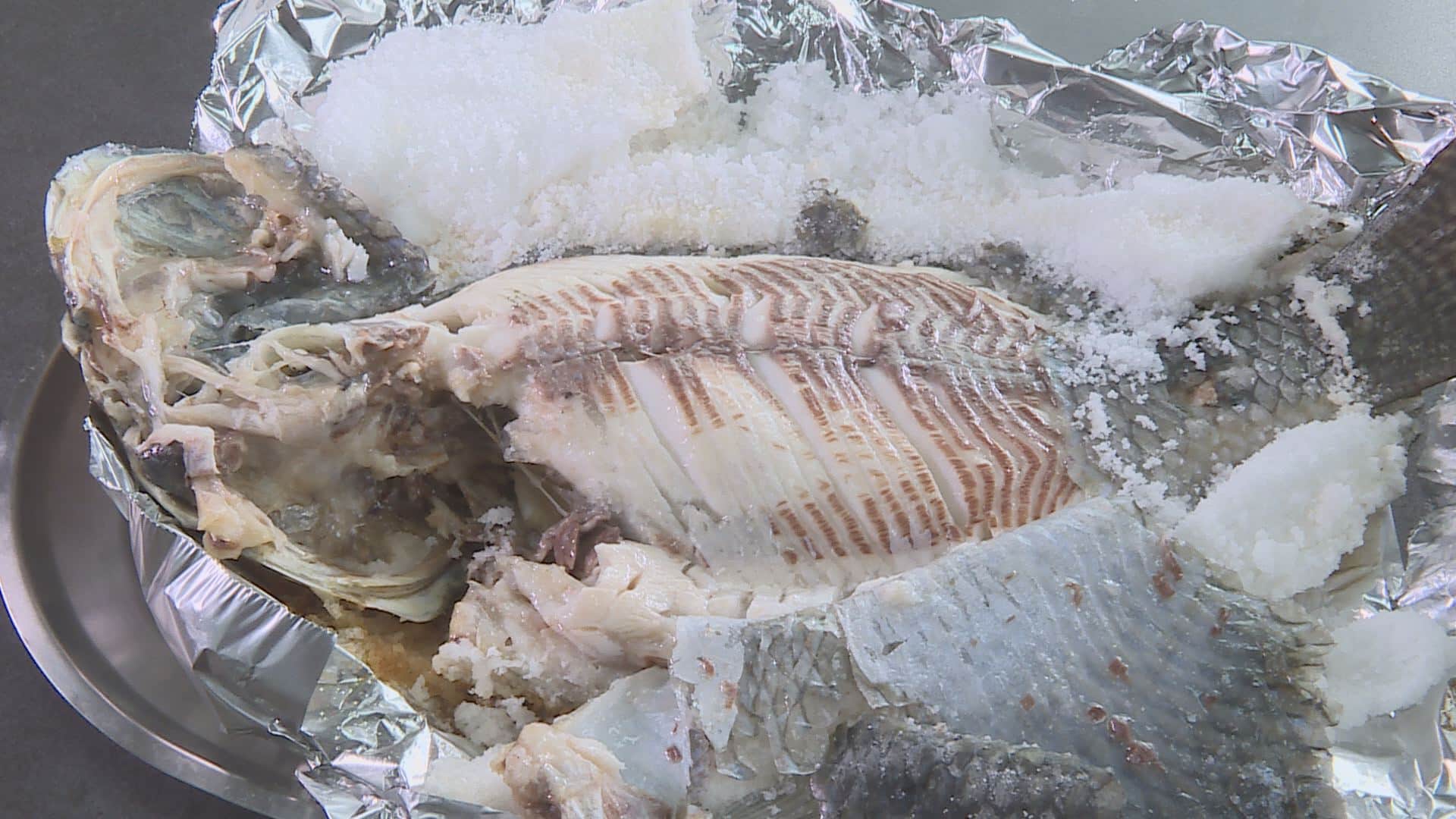 半鹹水養殖的吳郭魚，經過鹽烤，吃起來不但沒有土味，而且肉質非常鮮美。（記者吳承恩／攝影）