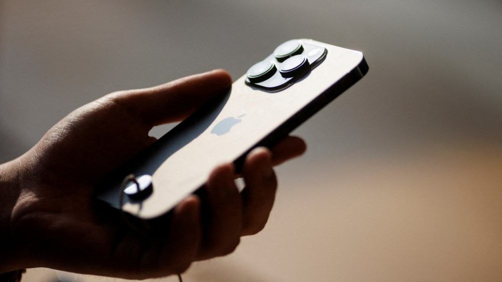 研調機構統計中國2023年最暢銷手機仍是iPhone（圖／路透社）