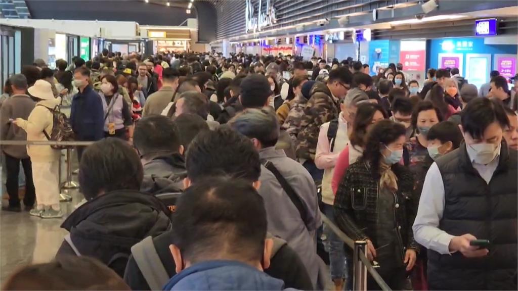 桃園機場安檢大排長龍。圖／台視新聞