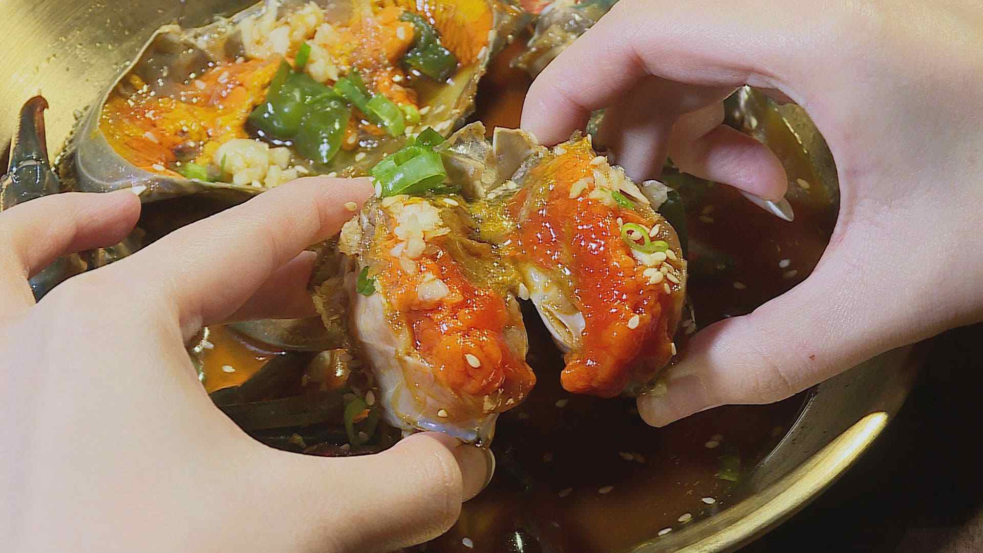 招牌爆膏醬蟹果凍般的口感濃稠甜香，不論拌進米飯或包入海苔都超級過癮。（記者許惟凱／攝影）