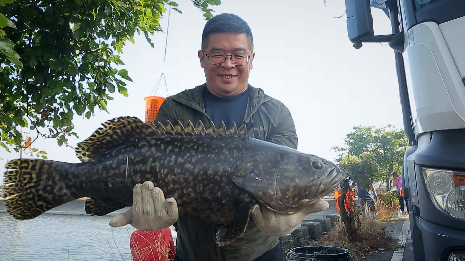 返鄉漁二代陳右穎，除了回到屏東枋寮飼養龍膽石斑，也跟社區合作，規劃體驗活動、開店賣自家產品，突破養殖困境。（記者劉鑫昌／攝影）