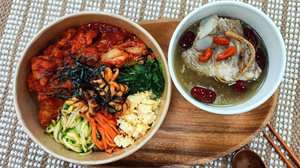 台鐵開賣「韓式炸雞拌飯+人參排骨湯」，寒流限定12天。圖／台鐵提供