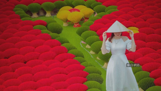 越南香村爆紅 "線香花束"吸國際旅客走訪。