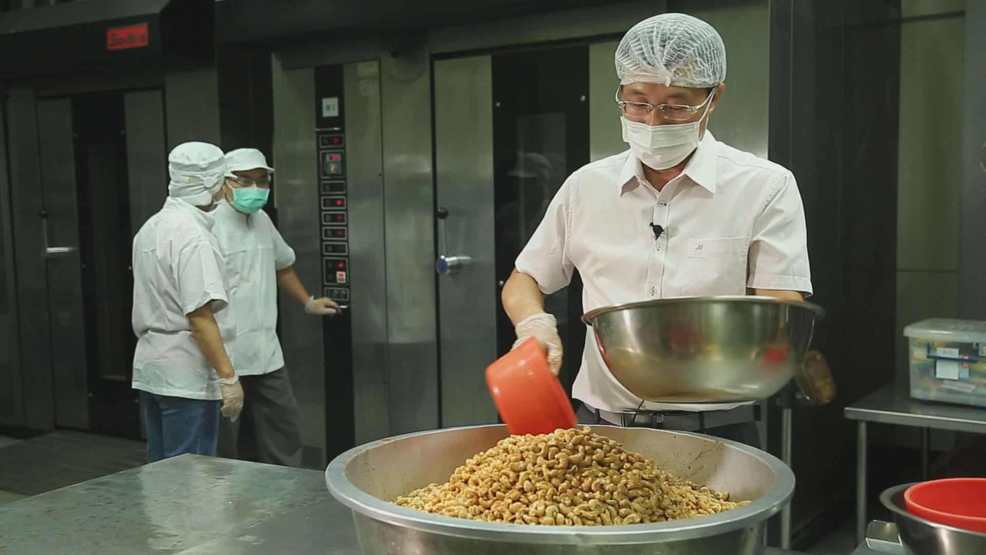從菜市場起家的賴永相，已經賣堅果超過二十年，他苦讀進修自製不油膩堅果，獨創二次回烤技術，年營收一度賣破2.5億元。（記者余建宏／攝影）