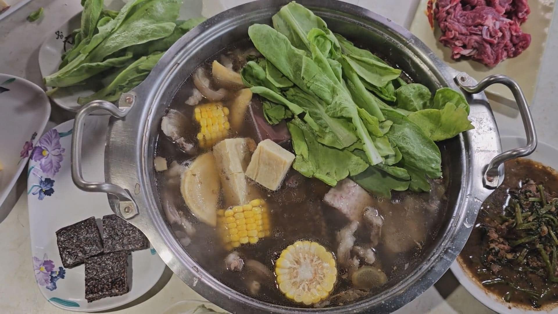 這間開了二十三年的老字號，是桃園第一家溫體羊肉爐，香氣撲鼻的的湯頭，喝來清香，但不失濃郁，搭配現切現涮的溫體羊肉一起吃，相當對味。（記者吳承恩／攝影）