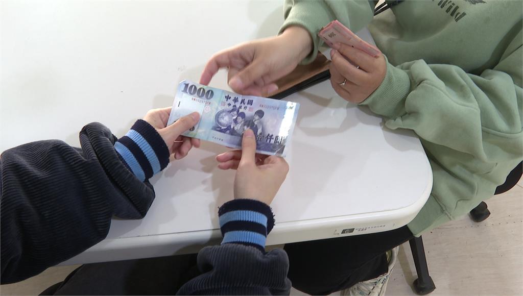 2022年少年平均每月零用錢約1569元，其中有近六成的少年會拿零用錢買零食、飲料，占最多數。圖／台視新聞