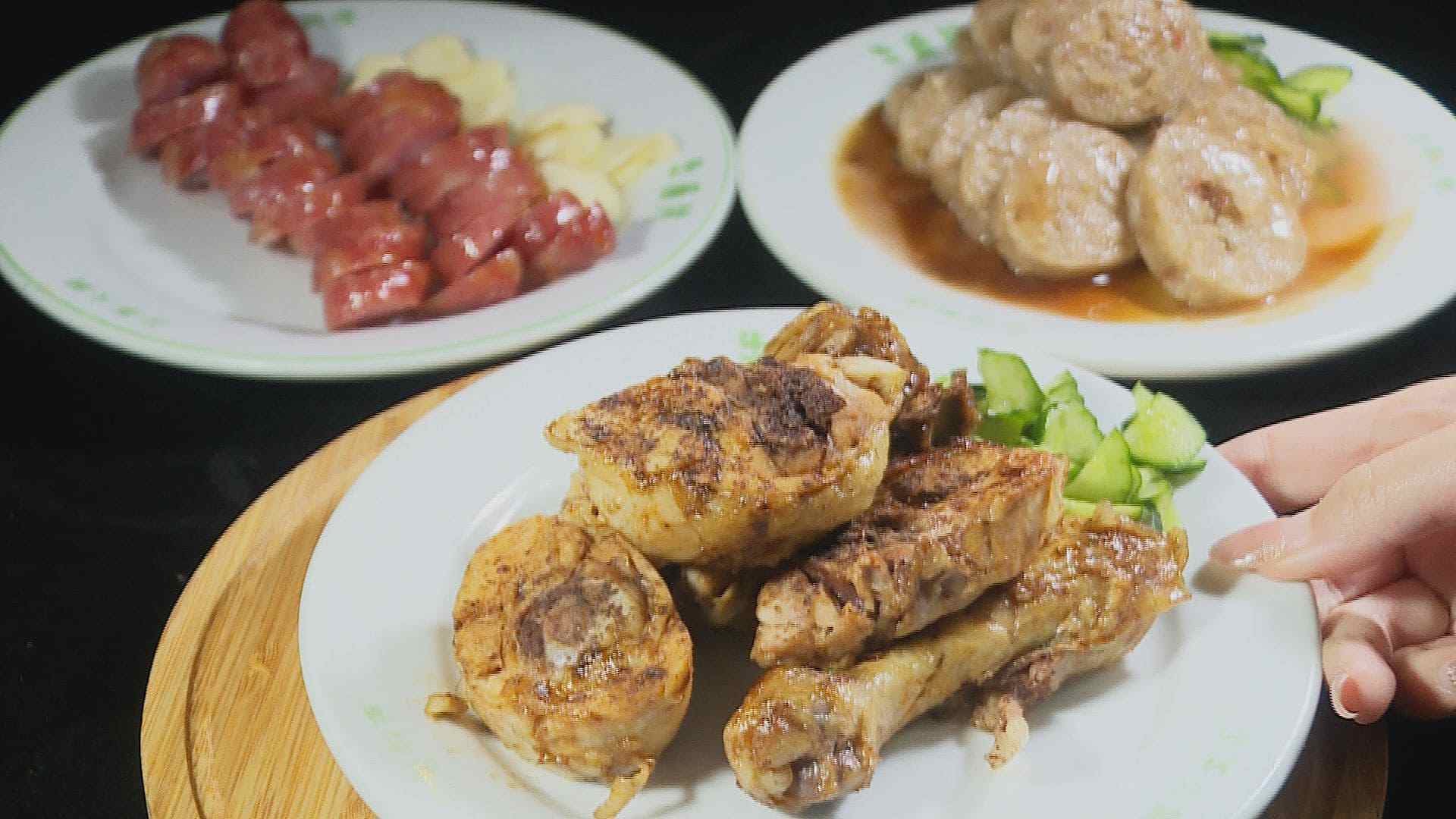 小攤只有賣大腸煎、香腸、燒雞腿和魚丸湯四種小吃，卻能飄香半世紀，古早滋味難以取代。（記者許惟凱／攝影)