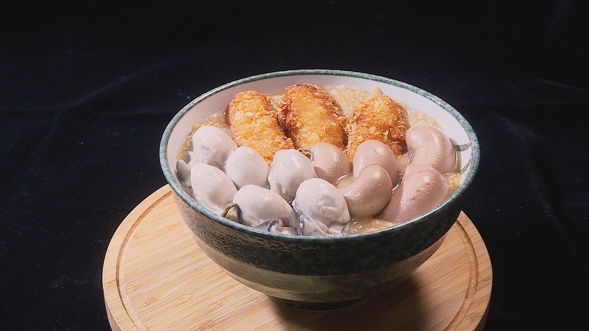 隱藏版三拼吸睛，蚵仔肥美多汁、雞佛一咬就爆漿、土魠魚外酥內嫩，和濃稠麵線一起吃也很搭。（記者許惟凱／攝影）