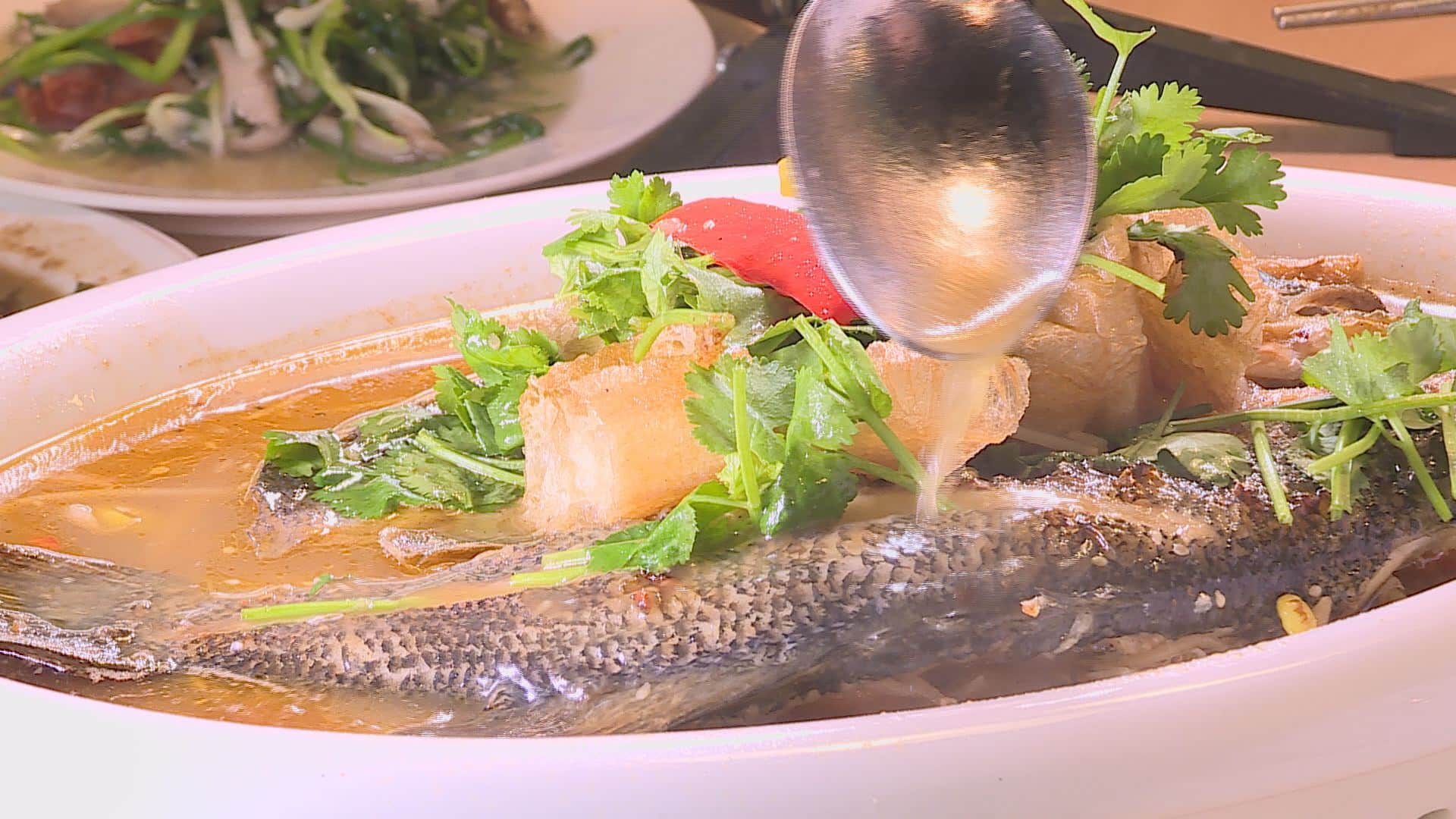 招牌烤魚烤到了皮酥肉嫩，搭配辣椒、燈籠椒、雞湯等爆炒而成的醬汁，十分夠味。（記者吳承恩／攝影）