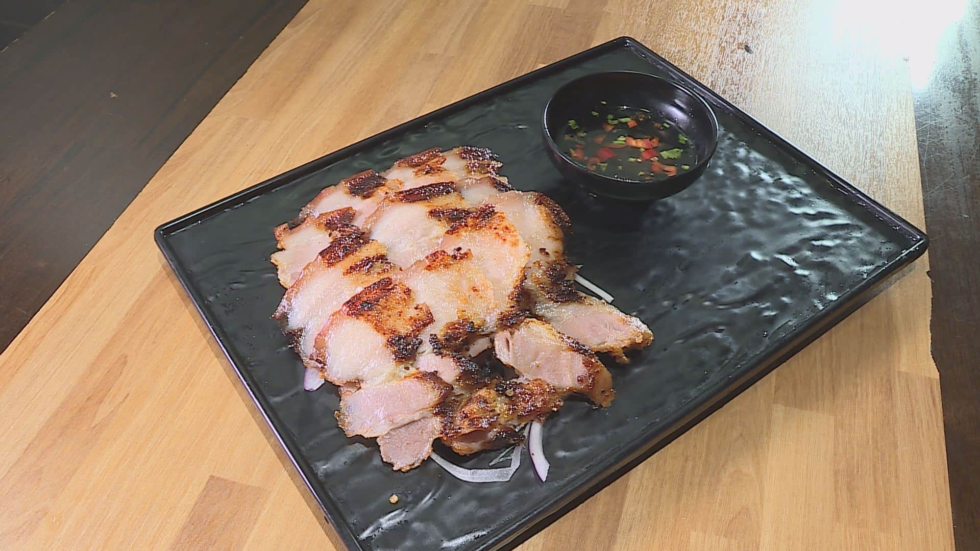 肥瘦相間的豬五花，烤到皮脆肉嫩，吃來酥香不膩，沾上特調醬汁，更對味！（記者吳承恩／攝影）