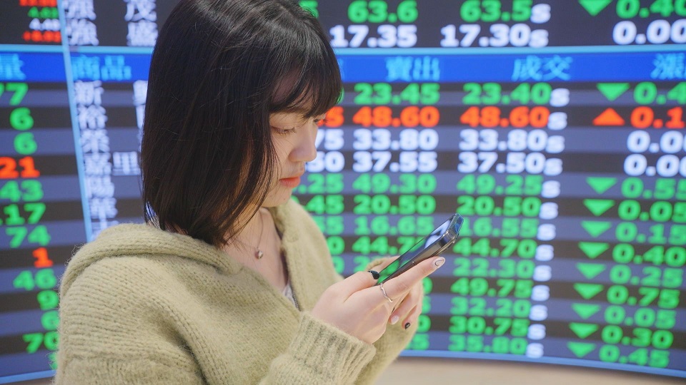 金控旗下投顧研究機構認為，AI智慧機需求爆發，相關事業營收2024年將有雙位數幅度成長。圖／非凡新聞網資料照