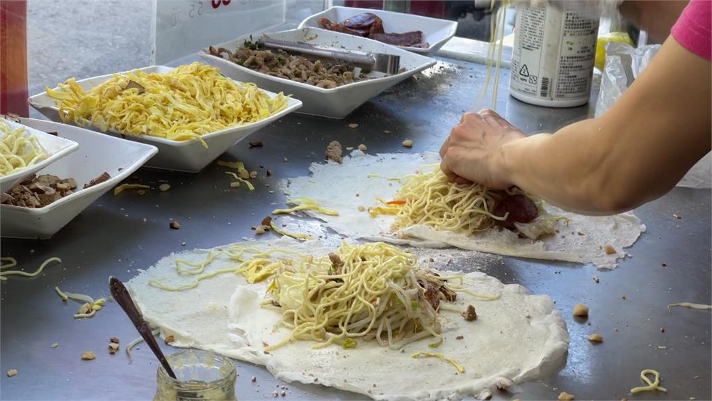 南、北各有春秋！南部特色「潤餅加油麵」 老饕：加蛋酥口感更讚。圖／台視新聞