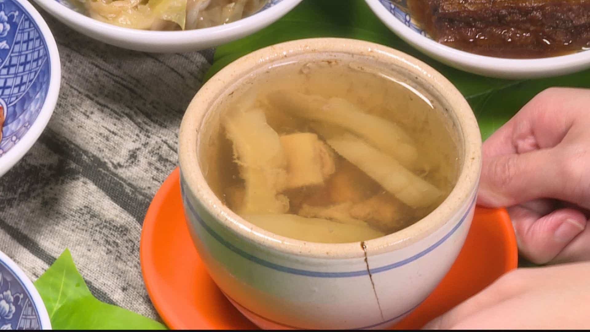 苦瓜排骨湯裡頭的排骨相當軟嫩，苦瓜燉得軟透，入口少有苦味。（記者吳承芸／攝影）