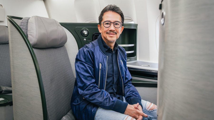 長榮航空特別與金馬獎國際配樂大師何國杰老師再次攜手合作，以其獨特的創作風格，融合創新與傳統，全新編曲及創作登機及降落音樂。（圖／長榮航空提供）