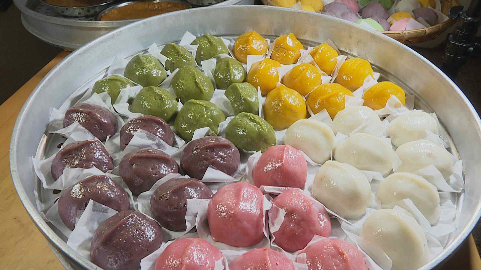 五色的草仔粿繽紛吸睛，而且都是用地瓜、紫米或紅麴等等天然原料製成。（記者許惟凱／攝影）