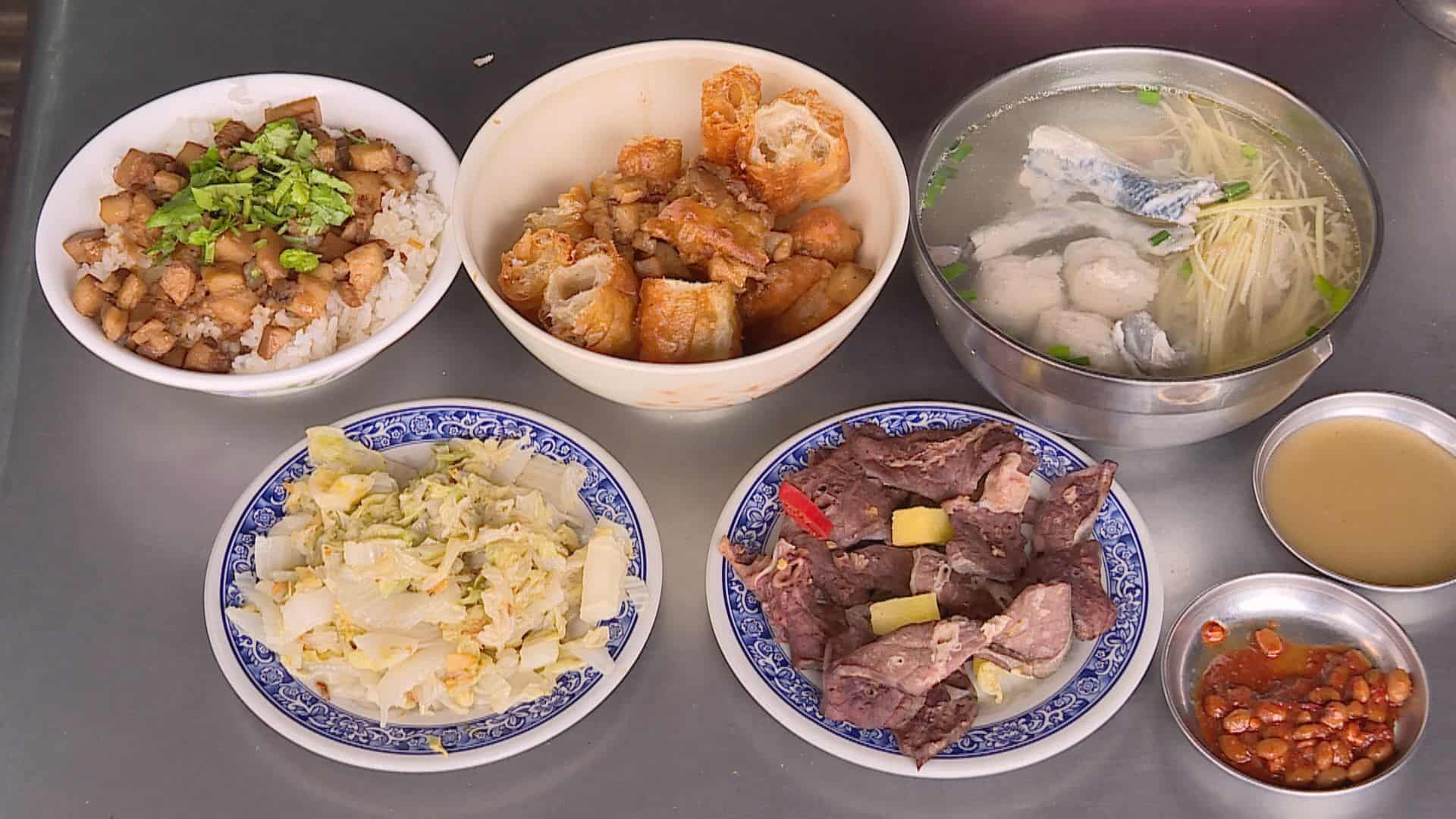 台南這間飯桌仔小吃攤，提供肉燥飯、炒鳳梨豬肺、蝦丸魚皮湯各種好料給客人。（記者林永偉／攝影）
