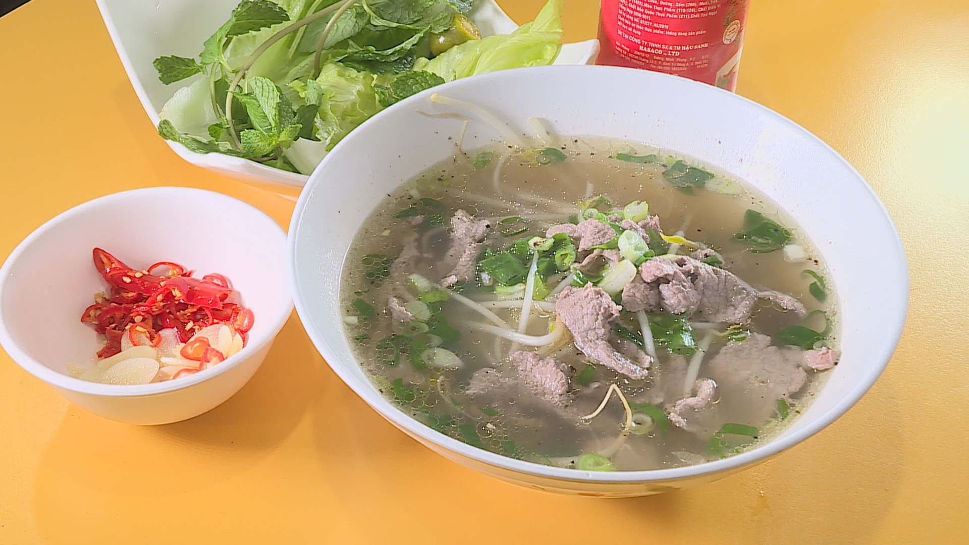 清甜的湯頭趁熱澆淋在鋪滿牛肉片的河粉上，超人氣的牛肉河粉一上桌，讓人視覺和味覺都獲得大大滿足。（記者吳承恩／攝影）