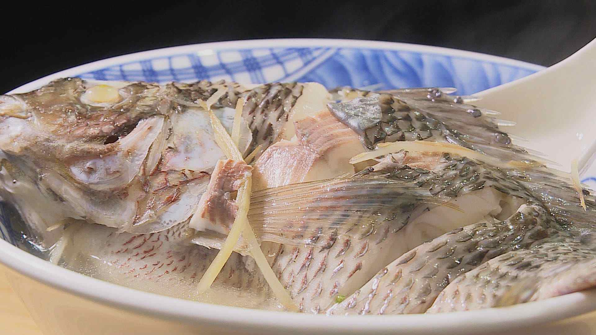 現點現煮的招牌魚湯，整尾吳郭魚肉質細嫩、沒有土味，點綴薑絲、九層塔，襯出最原始的清甜。（記者許惟凱／攝影）