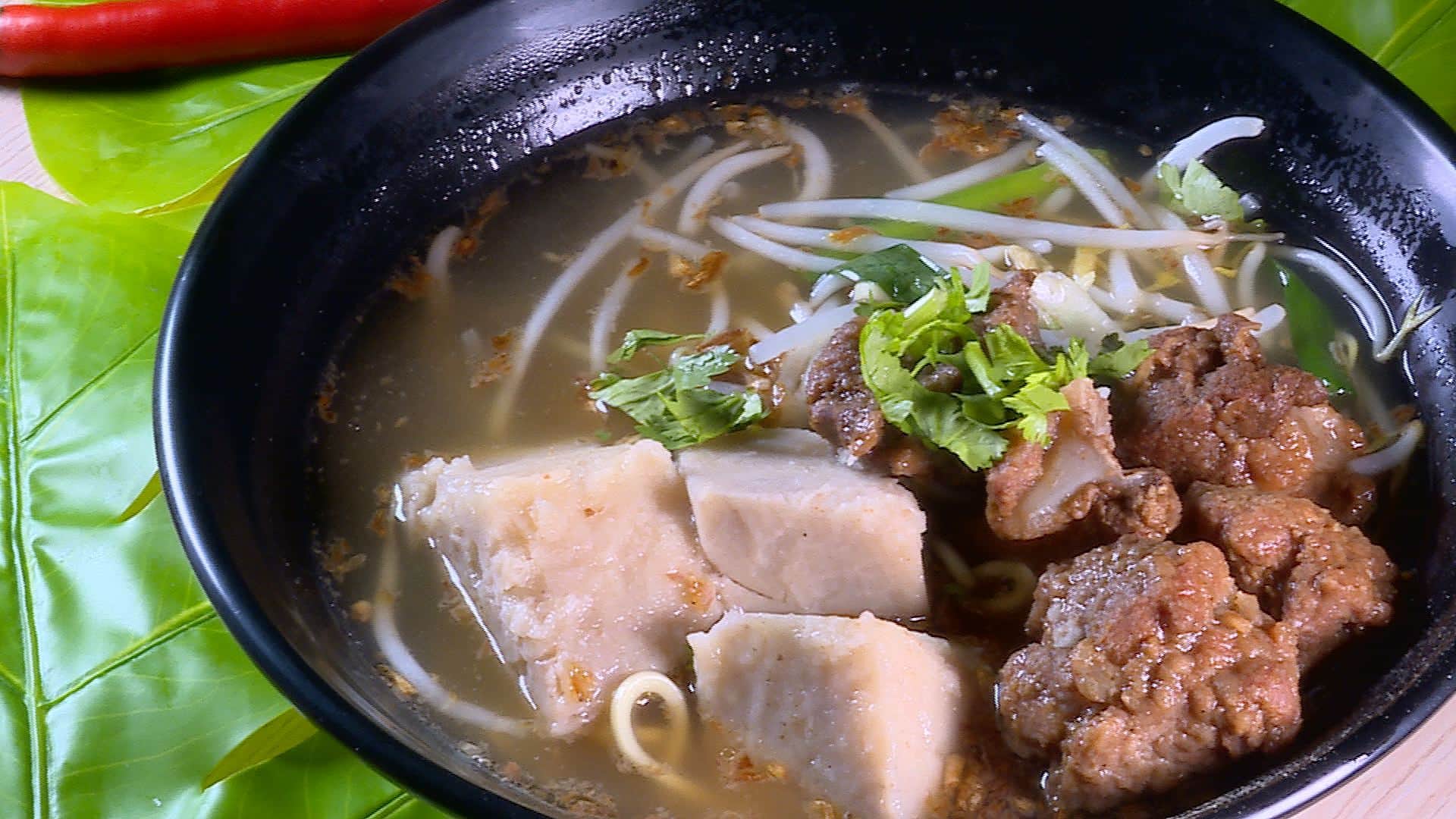 芋頭排骨酥麵，排骨酥帶了點軟骨的咬勁，芋頭宛如中了化骨綿掌入口即化。（記者吳承芸／攝影）