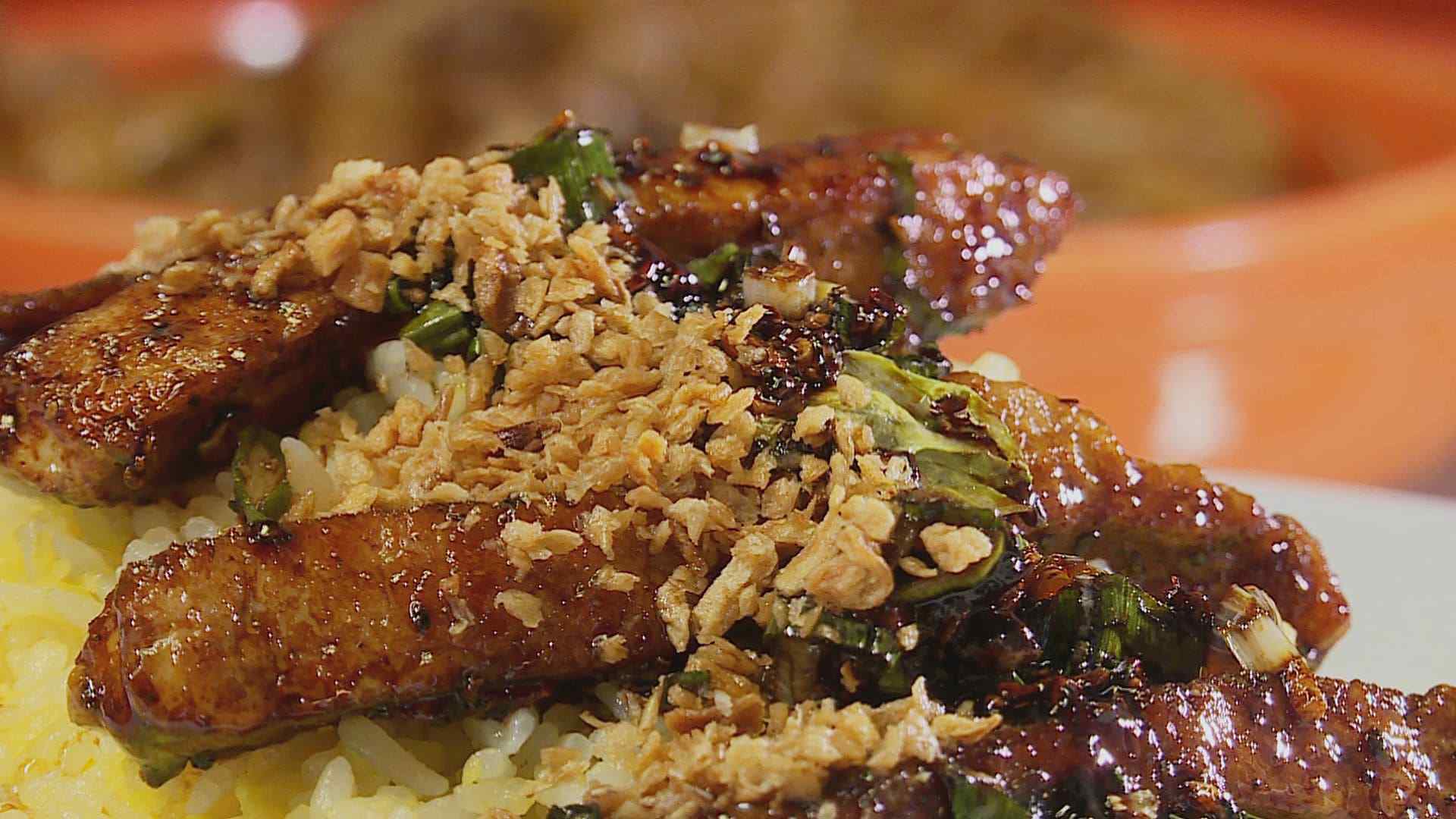 椒鹽豬扒飯裡的豬扒裹著微甜醬汁、外脆內嫩，搭配粒粒分明的炒飯，鑊氣十足也不油膩。（記者許惟凱／攝影）