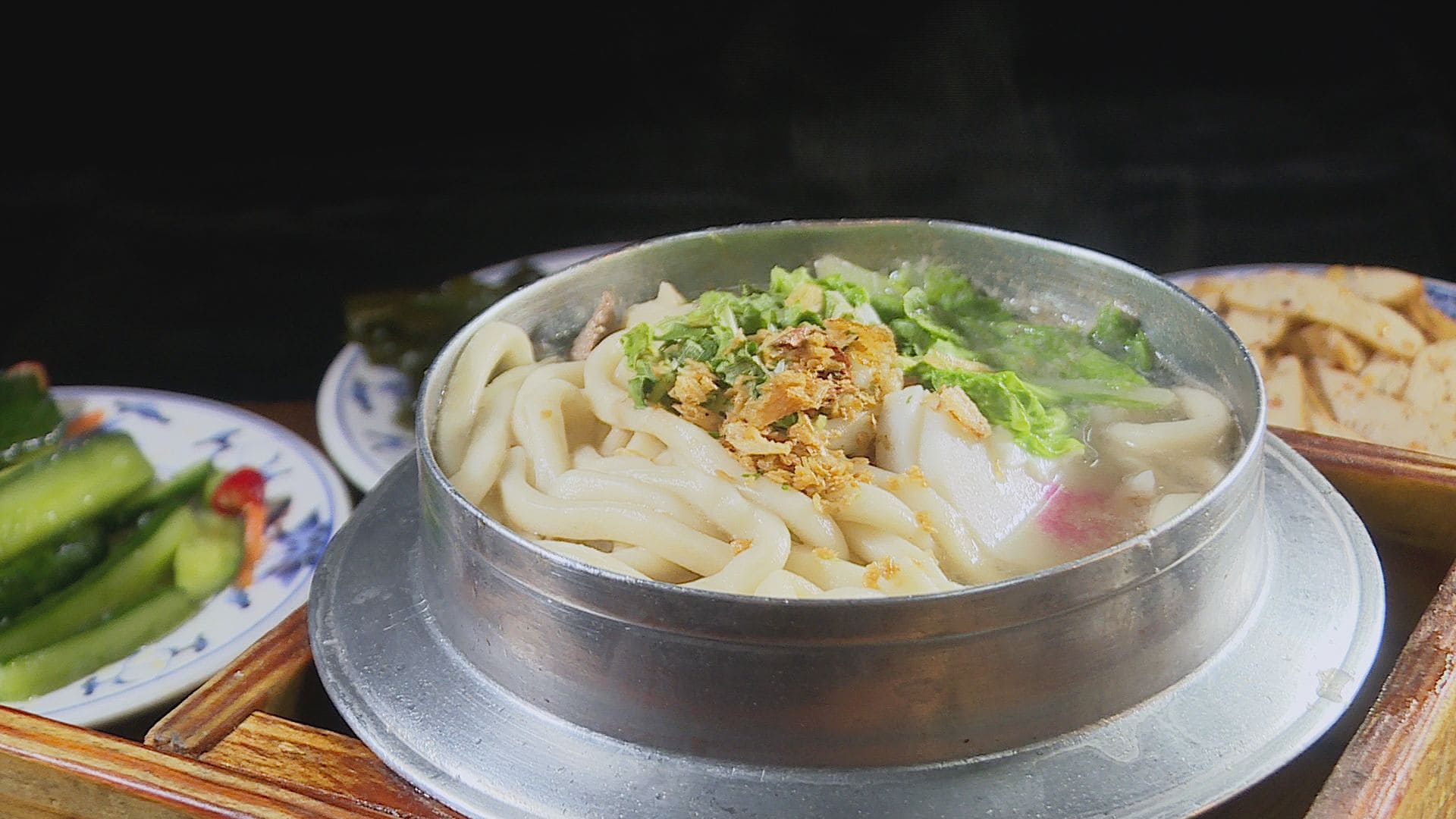 什錦鍋燒烏龍麵配料超豐富，麵條咕溜滑順不軟爛，搭配的湯頭甘甜順口，滿足又飽足。（記者許惟凱／攝影）