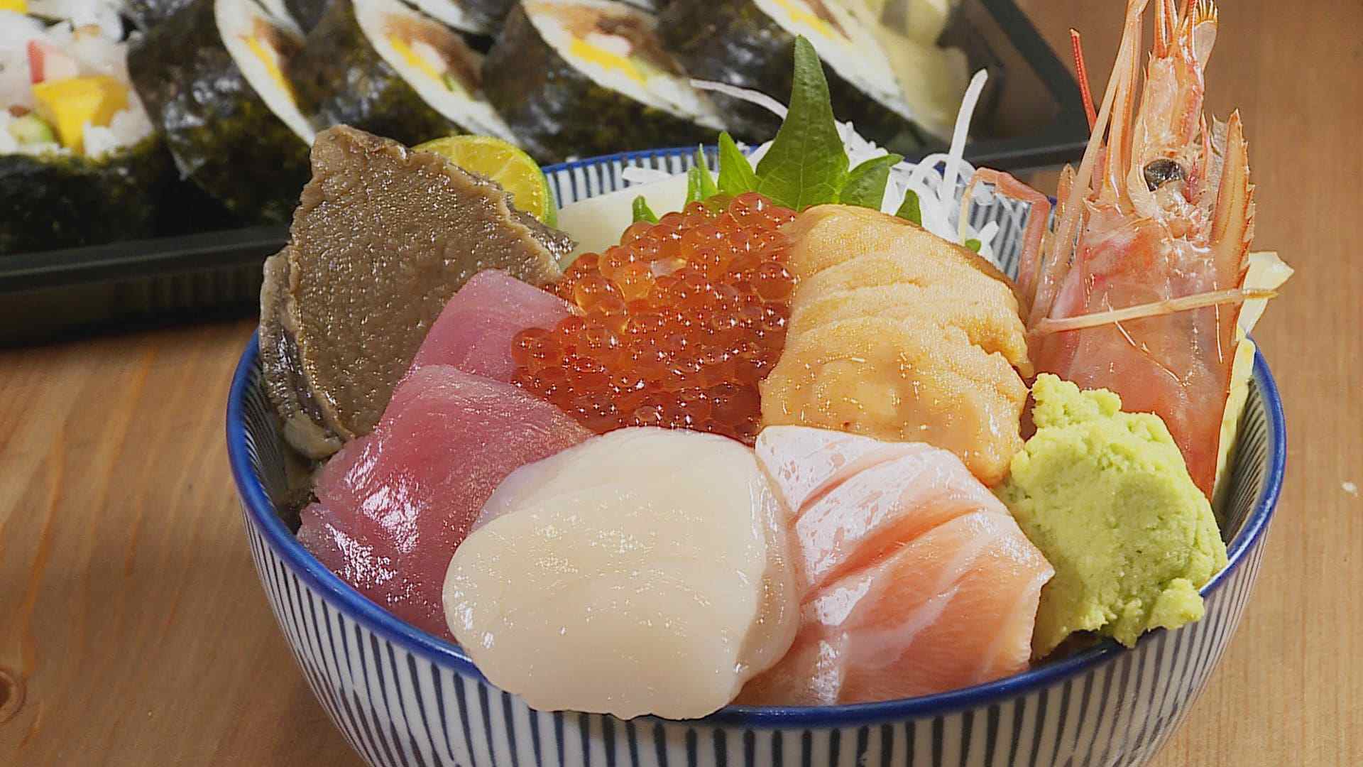 極上海鮮丼有甜蝦、鮑魚、海鱺、鮪魚、鮭魚、海膽、鮭魚卵和干貝，配料滿到看不見醋飯。（記者許惟凱／攝影）