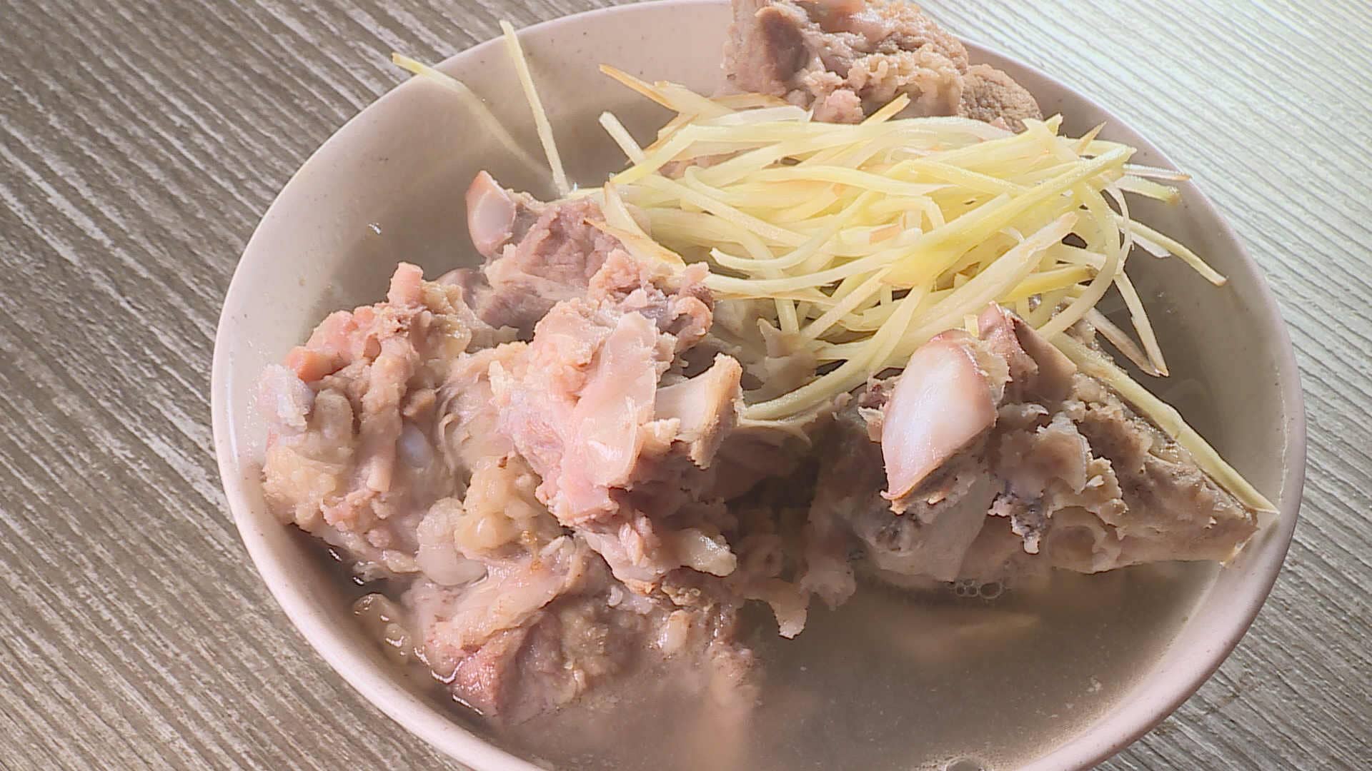 浮誇的大骨湯，讓人有大口吃肉的快感，而且滿滿一碗只要銅板價。（記者吳承恩／攝影）