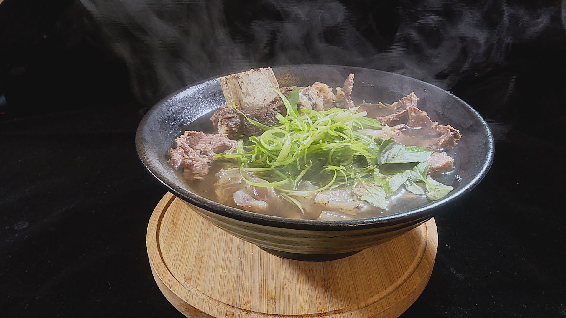 火車頭牛肉河粉有帶骨牛肋排、香茅牛肉、牛腩、牛筋和牛肉丸，配料超澎湃。（記者許惟凱／攝影）