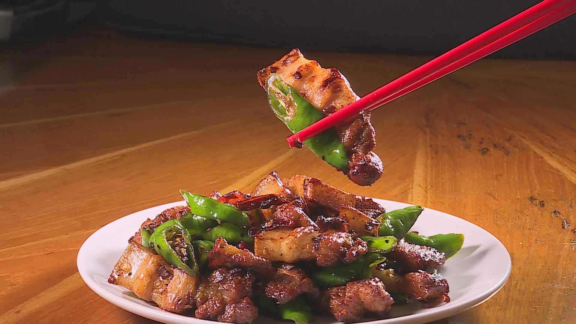 饕客必點的三層糯米椒，邊邊的豬皮帶有焦脆香，肥肉油香化口，瘦肉鹹香彈嫩，搭配清脆的糯米椒，十分下飯。（記者吳承恩／攝影）