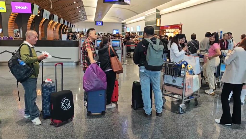 桃園機場今早人潮滿滿。圖／台視新聞