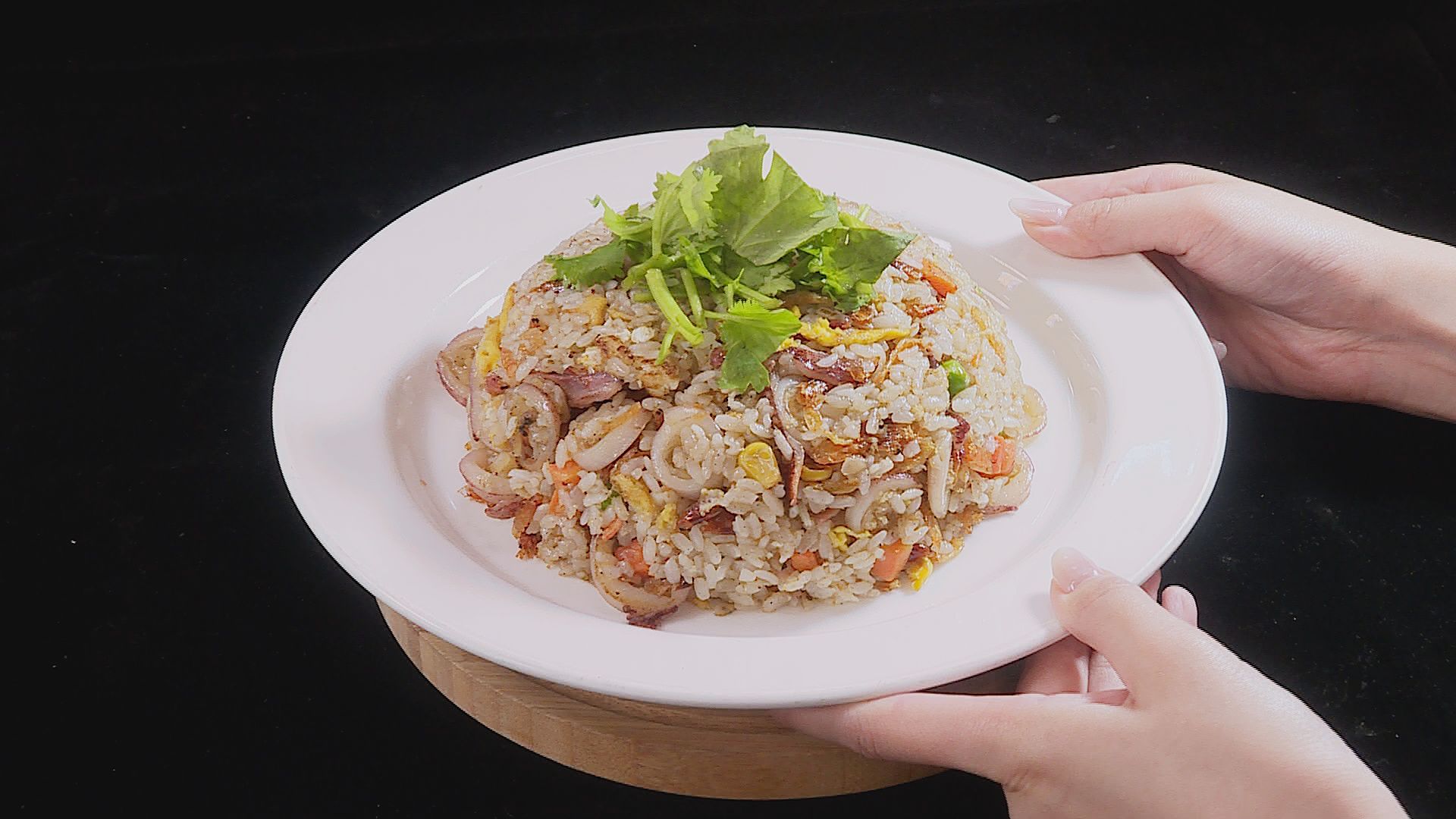 小卷炒飯是招牌漁夫料理，炒得粒粒分明，小卷還吃得到卵，搭配櫻花蝦令人唇齒留香。（記者許惟凱／攝影）