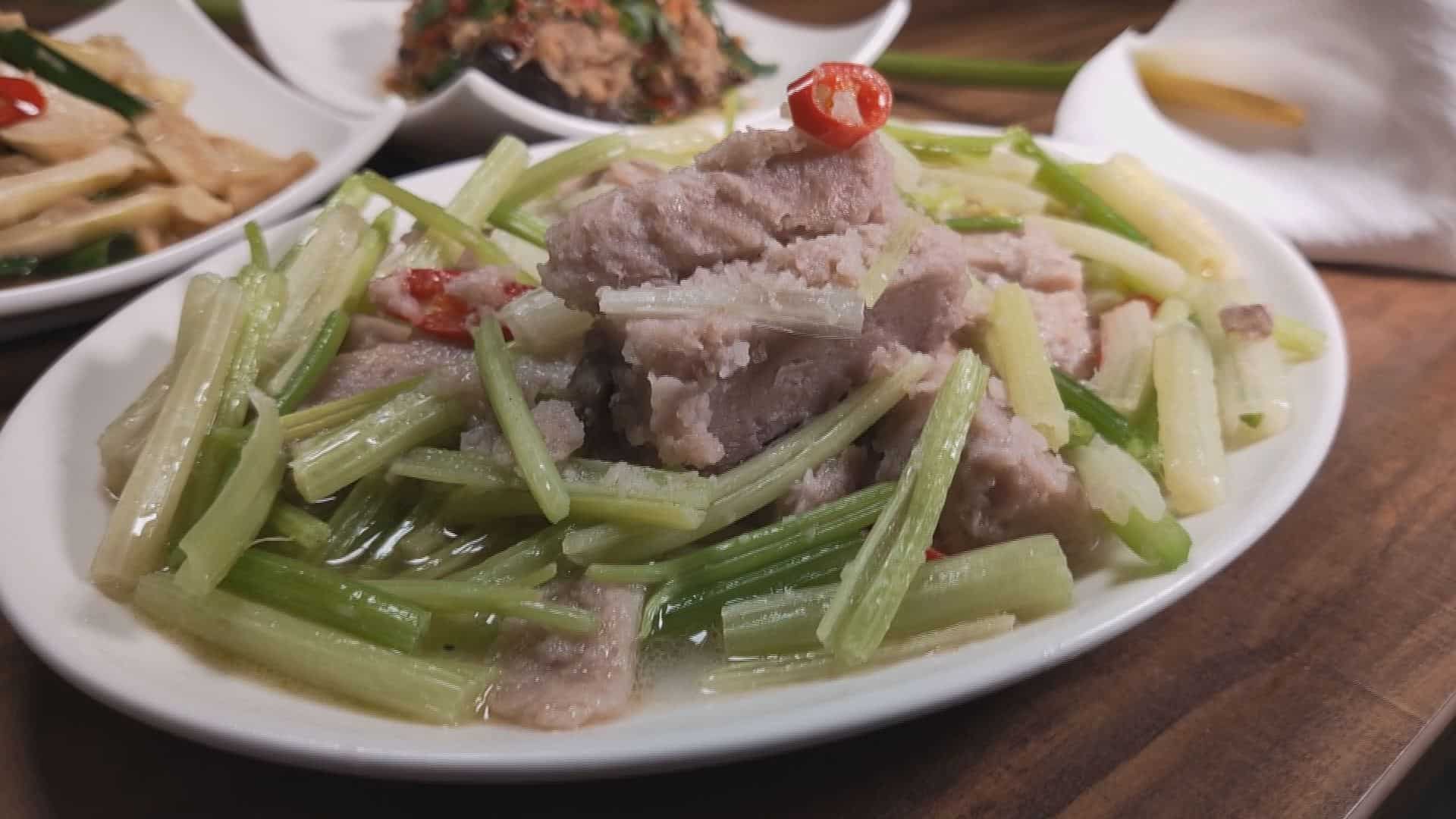 芋泥條炒芹菜能吃到綿密Q軟的芋泥，跟清爽脆口的芹菜，雙重口感意外搭配。（記者吳承芸／攝影）
