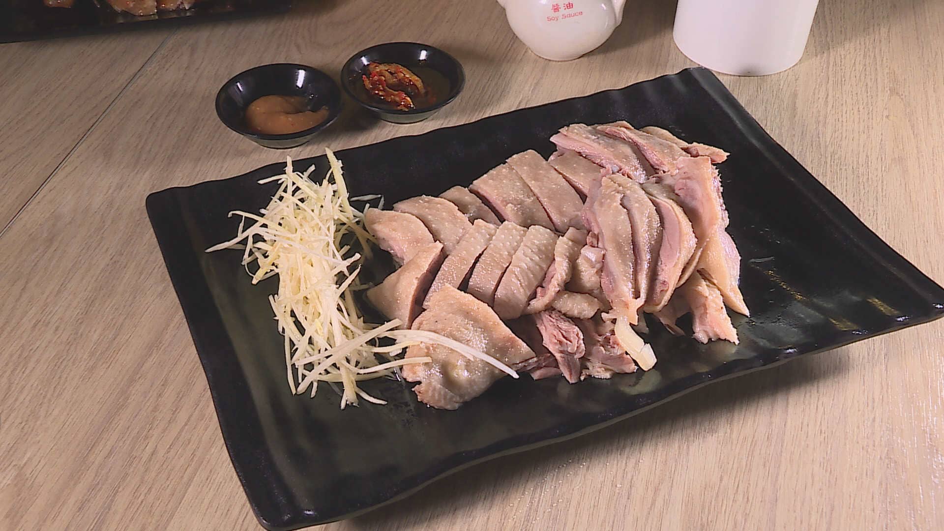 現剁鵝肉，白裡透紅的粉嫩肉質，光看就令人迫不及待，想嚐一口它的鮮味。（記者吳承恩／攝影）