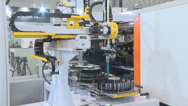 受惠AI等應用需求熱絡，帶動生產、機械及電機設備進口值等指標續呈紅燈，出口亦維持綠燈，加以領先及同時指標續上升，國內景氣持續回溫。圖／非凡新聞網資料照