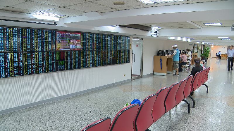 立法院16日三讀通過，增列上市、上櫃公司以年度盈餘提撥一定比率，為基層員工調整薪資或分派酬勞。圖／非凡新聞網資料照