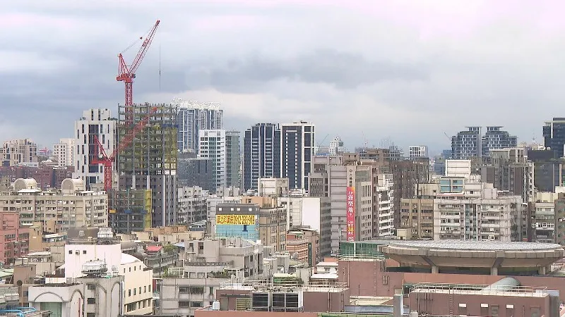 為避免不動產市場過熱，央行祭出「不動產減降令」，營建類持續走低。（圖／非凡新聞資料照）