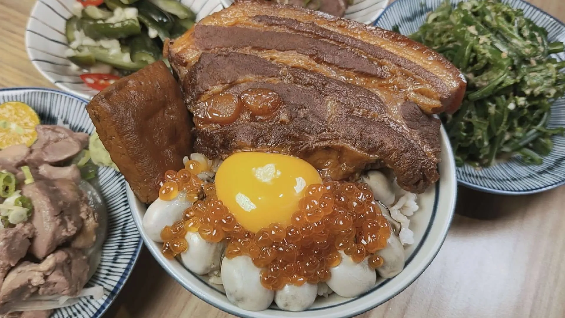 豬棉被月見蚵魯飯，有一大塊爌肉覆蓋在蚵仔上，還淋上鮭魚卵、生蛋，口感鮮甜滑順，看似衝突的組合卻意外合拍。（記者吳承芸／攝影）