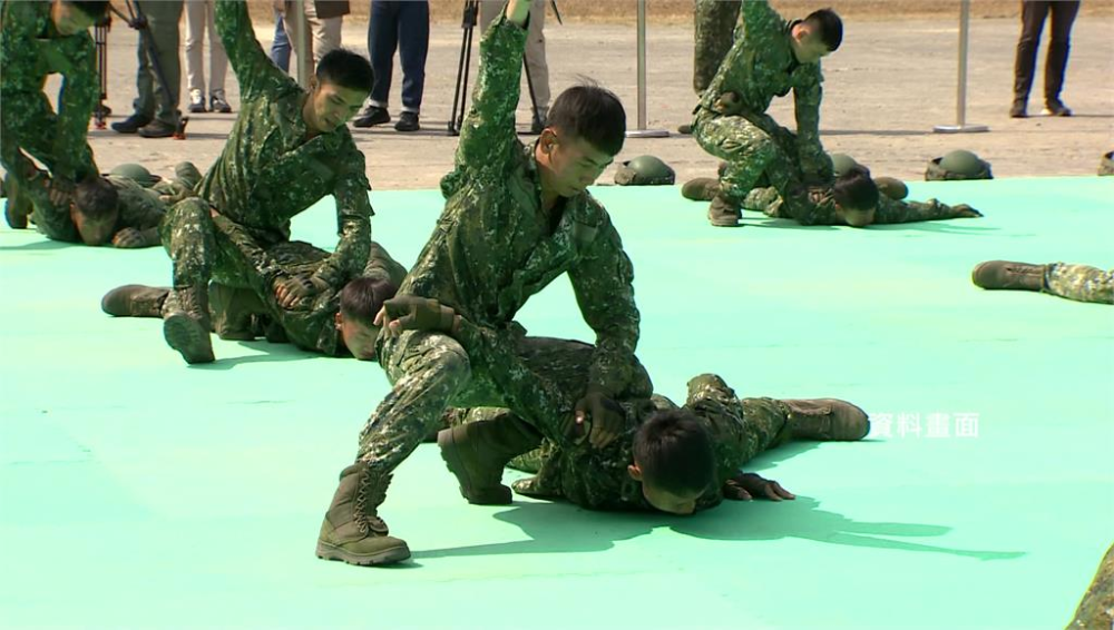 不用武器拚拳頭？ 網友炸鍋：拚義和拳？！圖／台視新聞