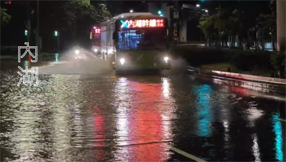 暴雨狂轟內湖　大湖公園水暴漲淹人行道。圖／台視新聞