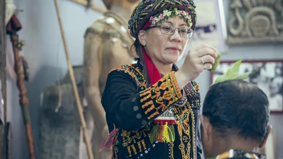 文化總會《匠人魂》紀錄排灣族首席女巫包惠玲的故事。圖／文總提供