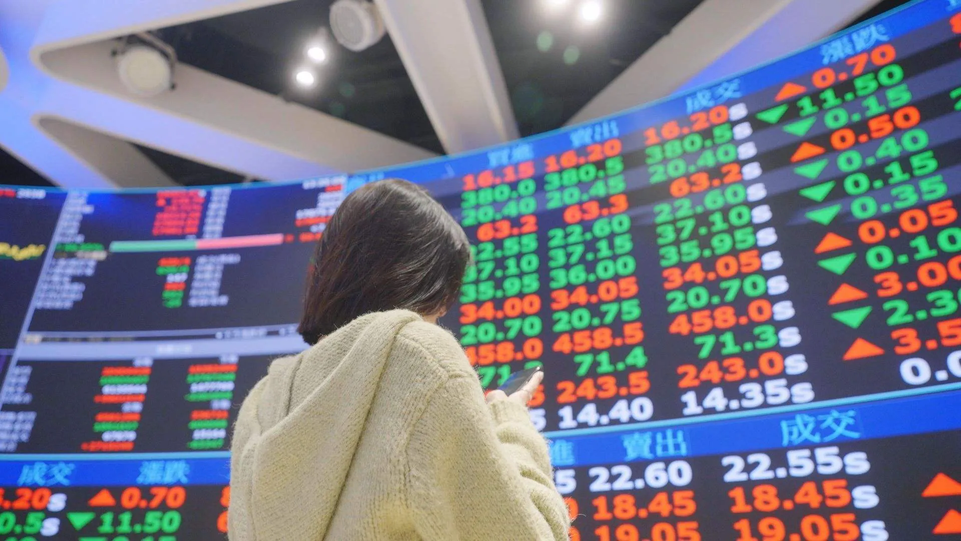 高息ETF換股高峰介於4月下旬至6月，有19檔標的將先後調整成分股。（圖／非凡新聞資料照）