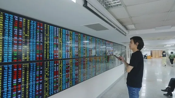 權值股熄火，台股下跌逾180點 跌破21700、回測5日線/非凡新聞資料照